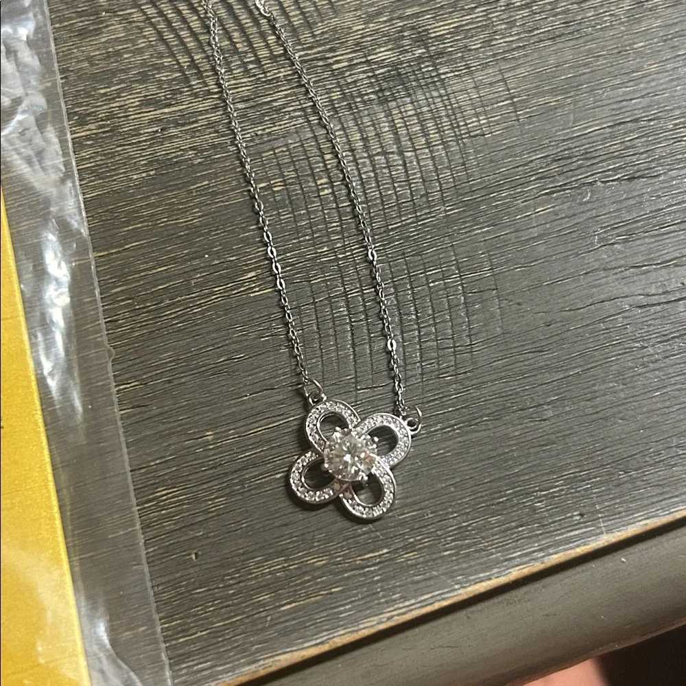 Moissanite Silver Floral‎ Pendant Necklace - White/Silver